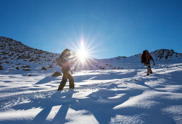冬天冬山里的徒步旅行者冒险发现喀尔巴阡山