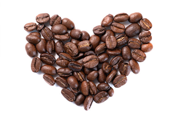 咖啡豆特写高角度看咖啡豆在心形孤立浪漫谷物形状