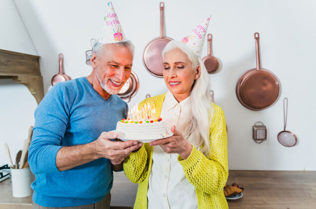 老人美丽的高级情侣老人在家玩的时候写真丈夫夫妇庆祝