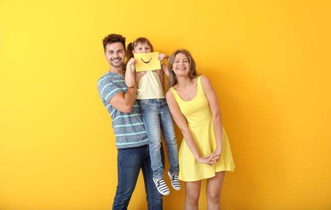 成人幸福家庭的肖像画 在一张纸上用彩色衬托出微笑女人好感情