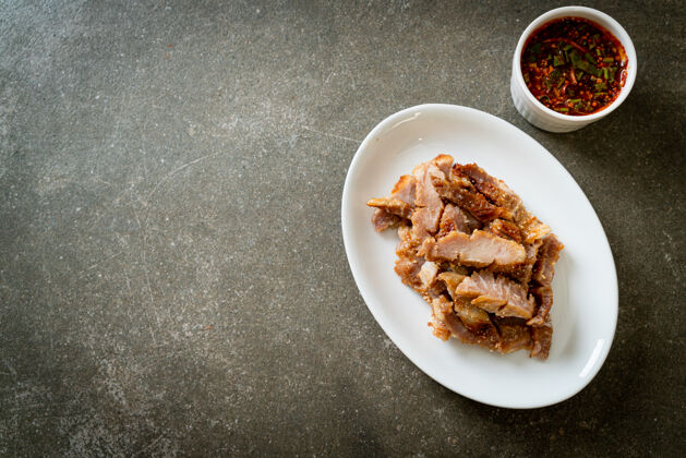 火烤肉脖子或木炭煮猪肉脖子与泰国辣蘸酱午餐晚餐膳食