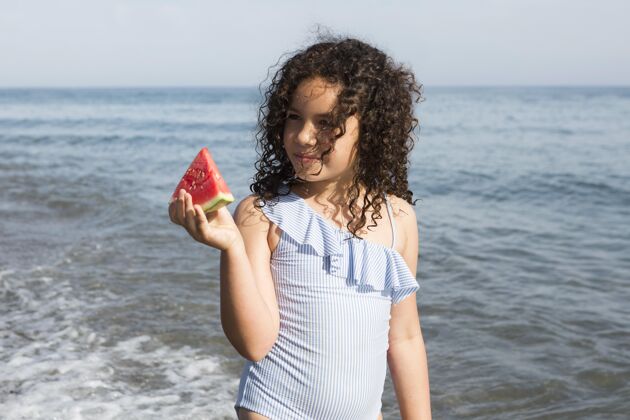 海滩拿着西瓜的中枪女孩夏天中镜头乐趣
