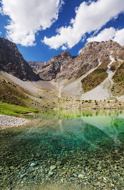 惊人美丽宁静的湖泊在梵山（帕米尔的分支）在塔吉克斯坦和平倒影森林