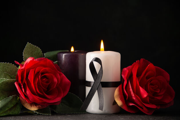 蜡烛一对蜡烛的正面图 黑色的红花葬礼火焰庆典