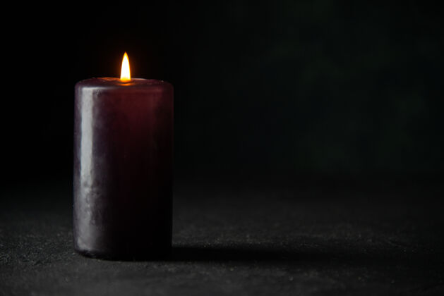 庆典黑暗中紫色蜡烛的正视图夜晚火焰光