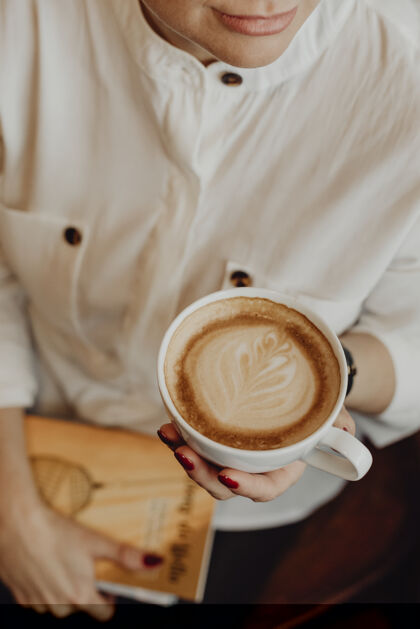 享受喝咖啡的艺术女孩舒适马克杯咖啡馆
