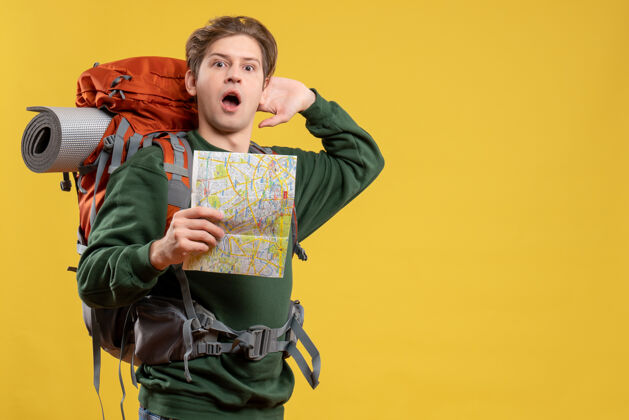 旅游正面图年轻男子背着背包拿着地图旅行旅游背包