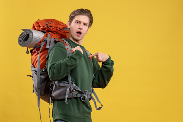 年轻男性正面图年轻男子背着背包准备远足游客度假准备