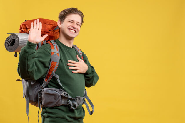 人正面图年轻男子背着背包准备远足游客背包旅游