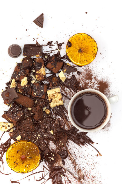 美味工作室白色桌子上一堆碎巧克力和热巧克力的俯视图零食巧克力橘子