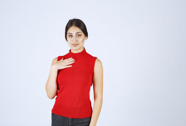 工人穿红衬衫的女孩指着自己姿势职员意识