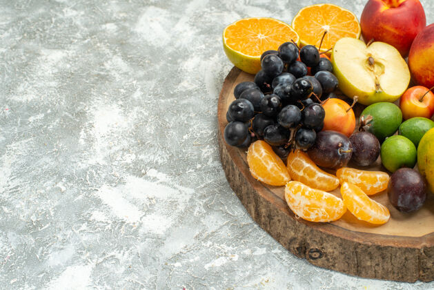 前正面视图不同的水果组成切片和整个新鲜水果上的白色空间蓝莓食品切片