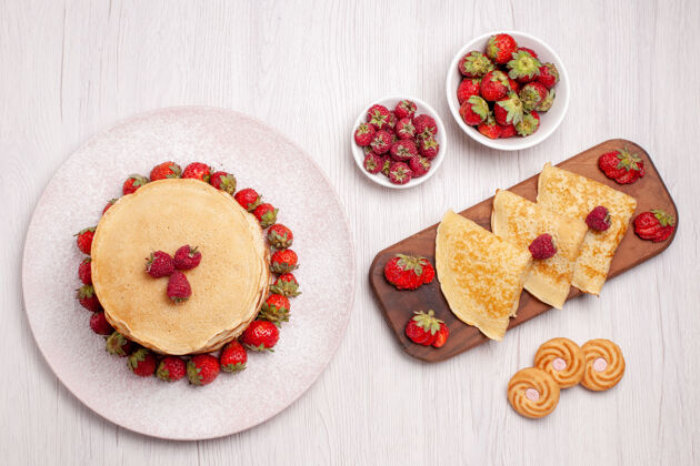 小吃俯瞰美味的薄煎饼 白底草莓 水果馅饼 饼干 甜浆果甜点早餐浆果