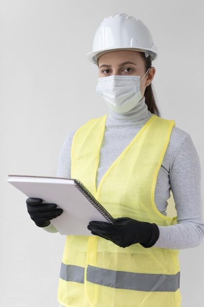 女人戴着特殊工业防护装备的女人工作工作设备