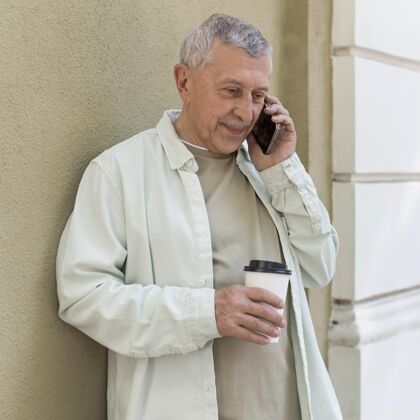 老年人中锋在打电话老年人老年人生活方式
