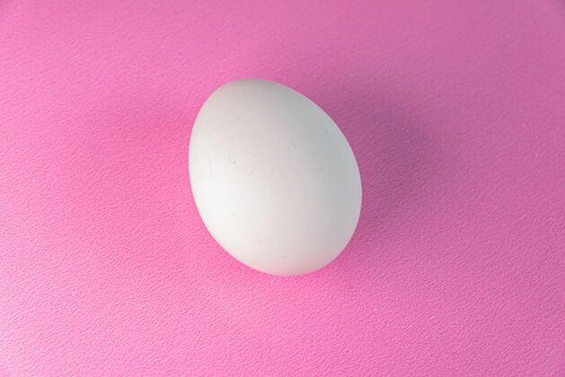 烹饪粉红色桌子上的蛋营养健康食品健康