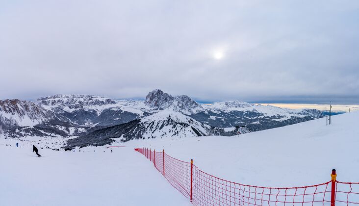 冒险山上滑雪胜地的美丽照片景色滑雪冰