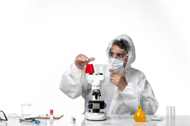 防护男医生穿着防护服 戴着口罩 手里拿着白色药瓶男医生病毒实验室外套