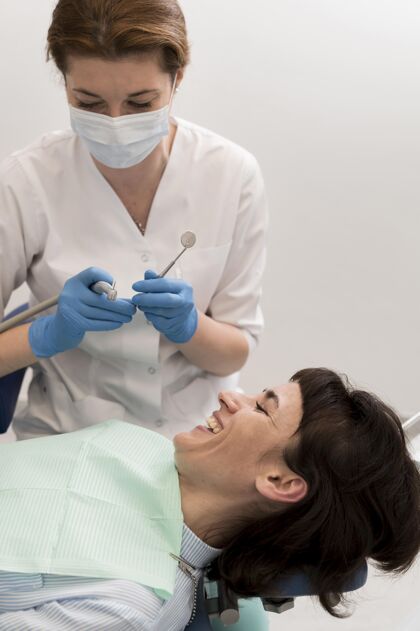 医疗在牙医那里做手术的女病人职业垂直专业