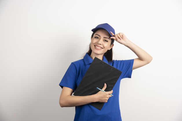 剪贴板年轻的女快递员拿着一张高质量的照片人平板电脑成人