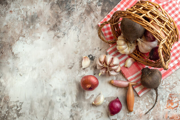 甜菜顶视图与蔬菜 大蒜 洋葱和甜菜篮子上一个轻照片成熟饮食色拉免费的地方光水果食物