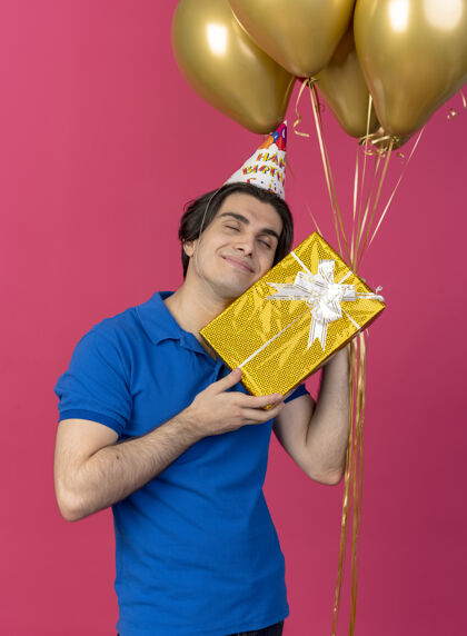 帽子高加索帅哥戴着生日帽 手里拿着氦气球和礼盒帅哥生日空格