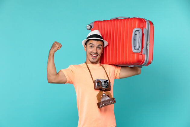 人度假的男人拿着蓝色的大红色手提箱男性男人红色