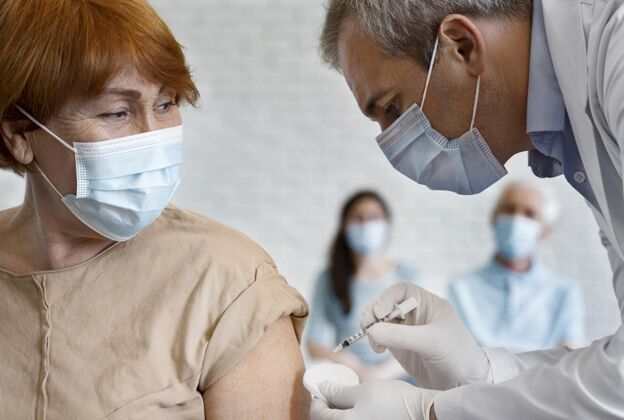 女人女人被男医生注射疫苗治疗男人免疫