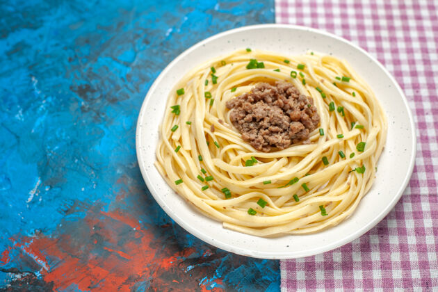 盘子前视图美味的意大利面食 蓝色面团上有肉馅晚餐食物肉