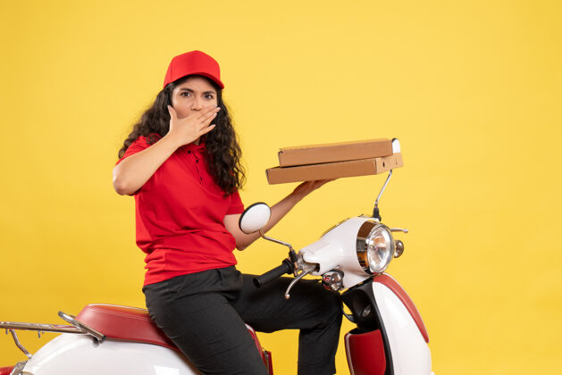 送货正面图骑自行车的女快递员拿着黄色披萨盒背景工人服务制服工作妇女送货工作箱子披萨工人