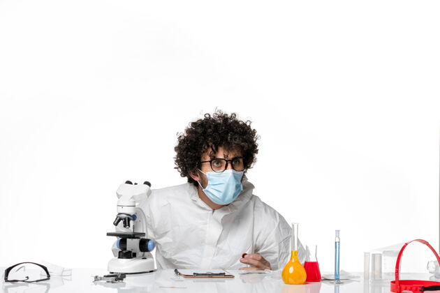 药物男医生穿着防护服 戴着面罩 拿着浅白色的烧瓶套装实验室外套流行病