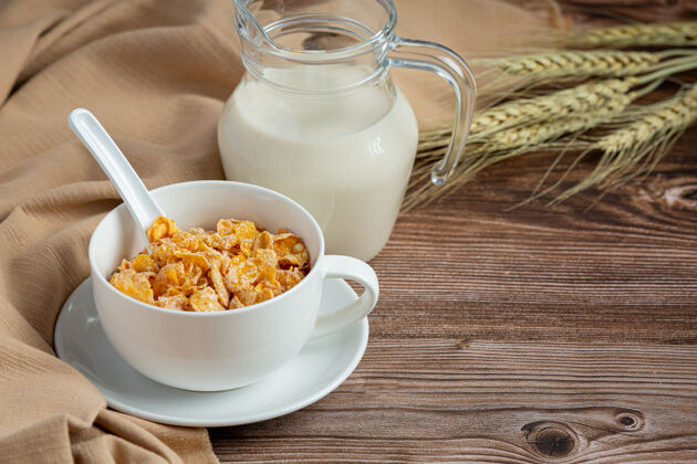 谷类碗里的麦片和牛奶放在深色的木制背景上麦片牛奶早餐