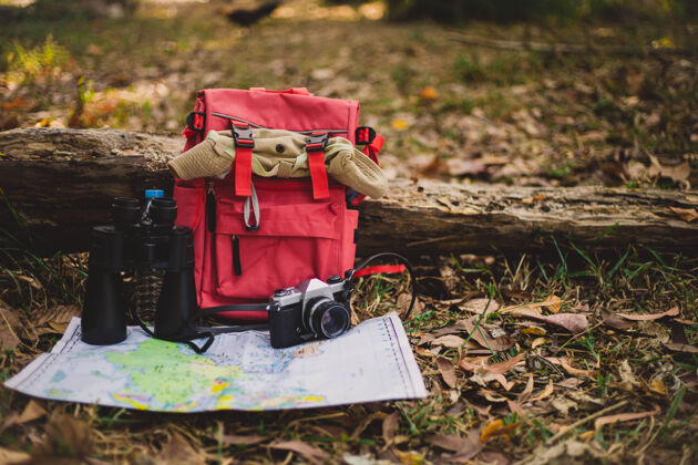 地图时髦的红色背包和森林地图探索森林旅游