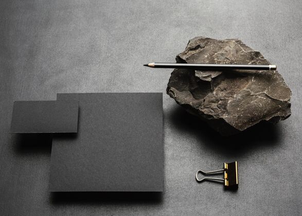 铅笔文具模型与黑暗崎岖的岩石纸模型名片