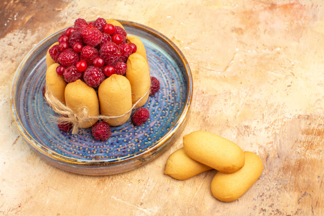 成熟混色桌上新鲜出炉的水果和饼干软蛋糕的俯视图甜点水果混合