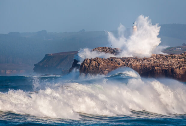壮观巨浪越过西班牙桑坦德的法罗德穆罗飞溅高度力量