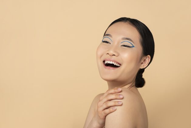 漂亮美丽的亚洲女人化妆画像年轻化妆积极