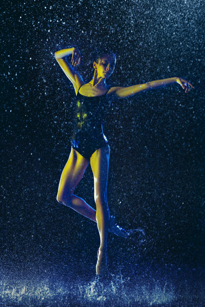 人两个年轻的女芭蕾舞演员在水滴下编舞年轻平衡