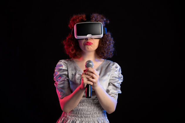 音乐年轻女性戴着带micd科技视频音乐的虚拟现实耳机肖像女人女人
