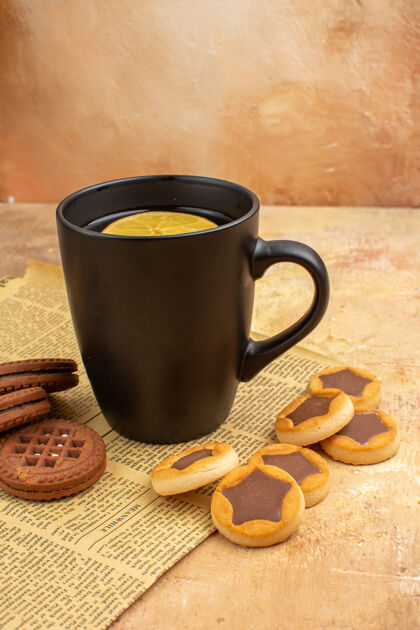 咖啡不同的饼干和茶在一个混合色背景上的黑色杯子顶视图杯子背景早餐
