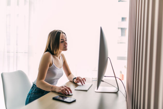 博客在家庭办公室里用电脑工作的女人互联网远程成人