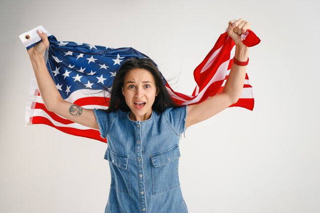 骄傲美国国旗的年轻女子美国民族女人