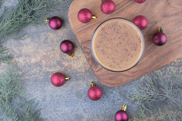 木板芳香咖啡与圣诞球在木板上高品质的照片芳香深色木头