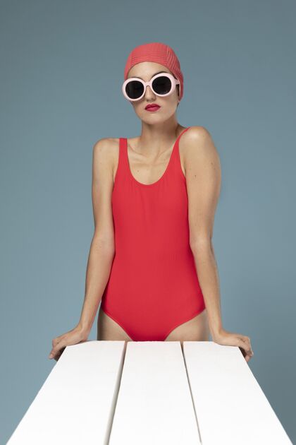海滩穿着红色泳衣的美女女性时尚泳装