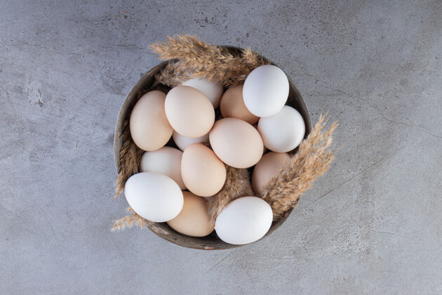 未经料理的把新鲜的生鸡蛋放在石头上食物鸡蛋未煮熟的