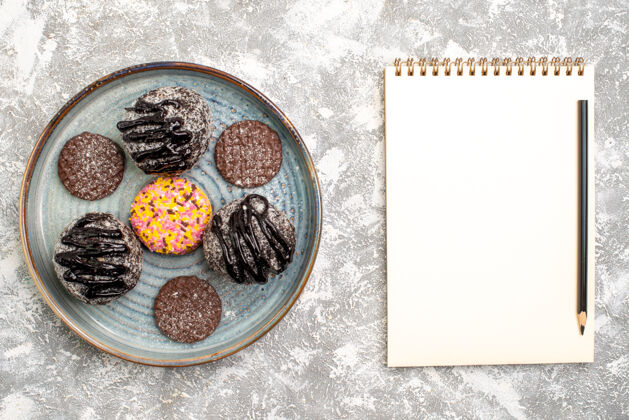 食物俯瞰美味的巧克力球蛋糕与饼干在白色的表面早餐饼干饼干