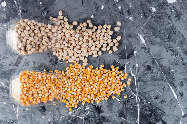 食品把生玉米和鹰嘴豆放在大理石背景上天然健康谷类