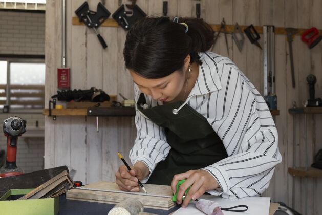 工艺中枪女人测量木头日本女人创意