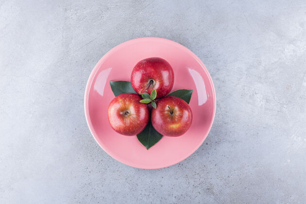 红色红色成熟的苹果水果放在石桌上水果食物美味