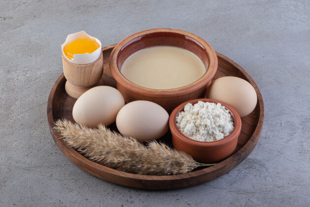 未煮熟的把新鲜的生鸡蛋放在石头上鸡肉鸡蛋未经料理的